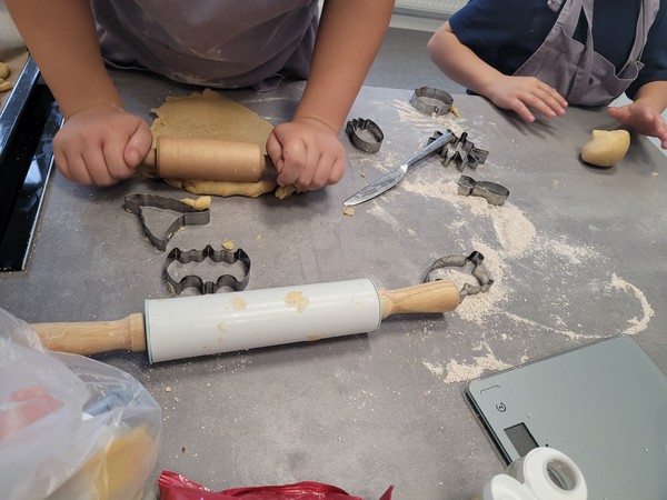 Schüler:innen backen Halloween-Kekse.