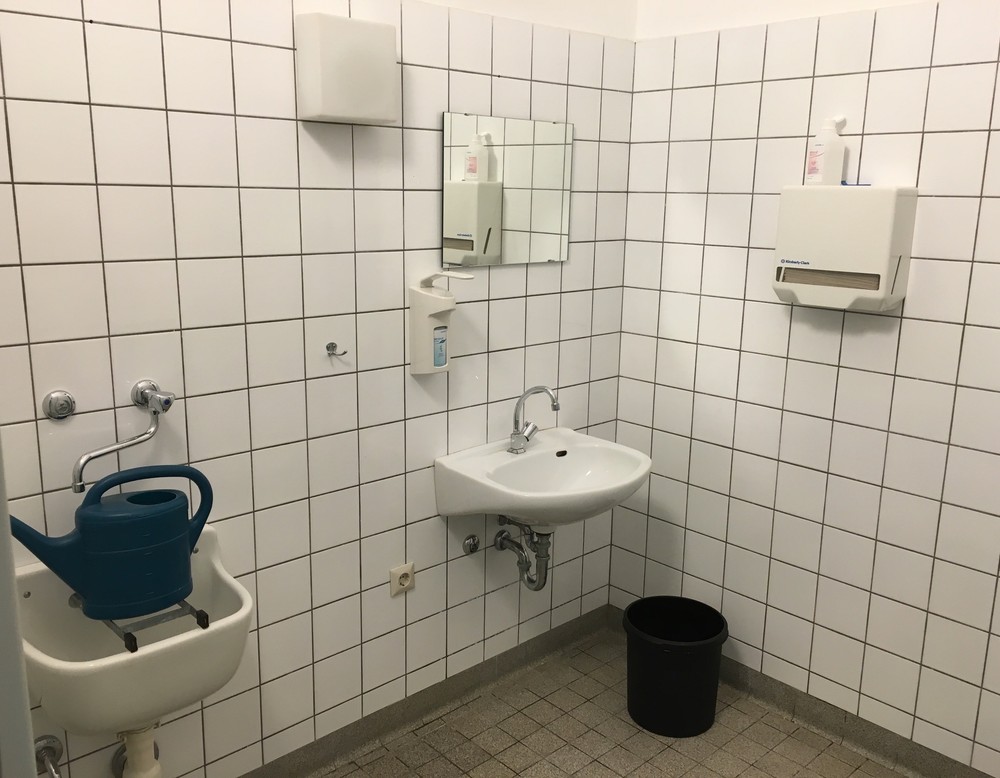 Alter Toilettenvorraum