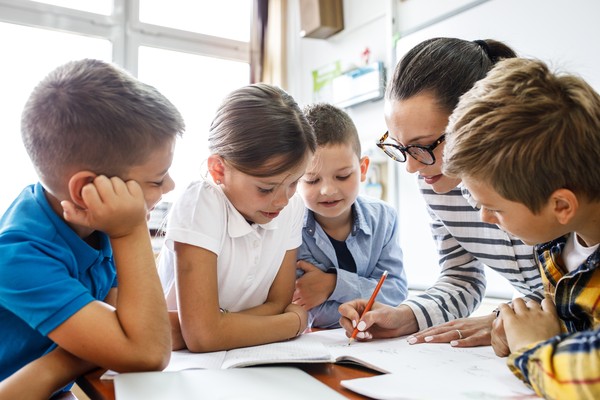 Schüler*innen und Lehrerin